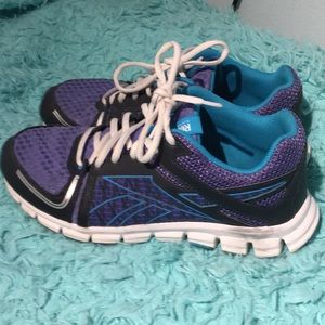 Super nice Reebok running shoe 7y